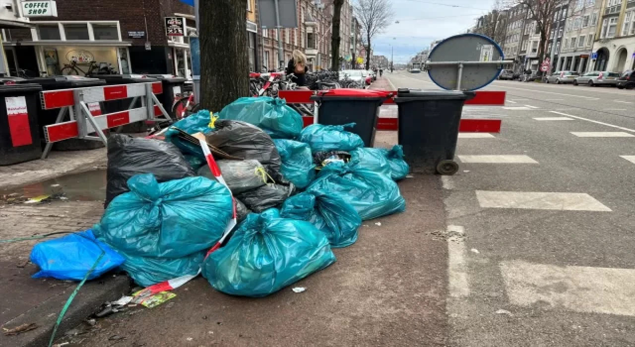 Hollanda’da temizlik işçilerinin grevi sebebiyle sokaklar çöp yığınlarıyla doldu