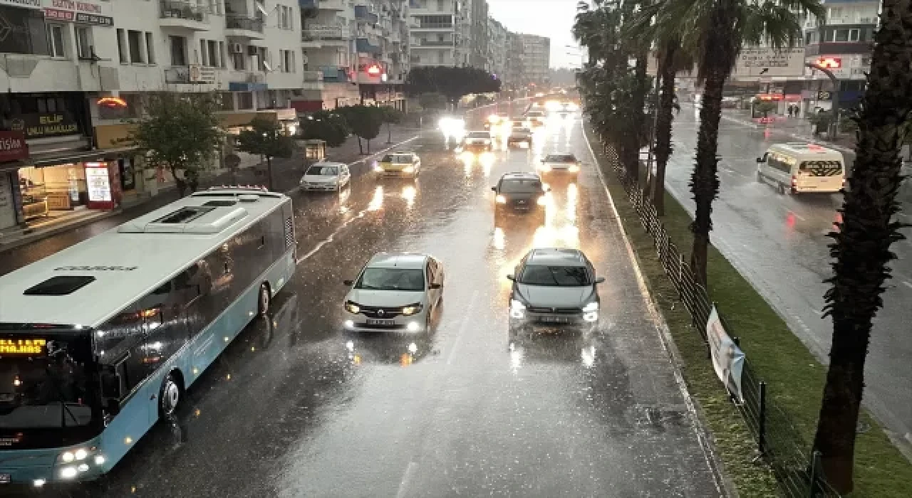 Antalya’da sağanak ve fırtına etkili oluyor