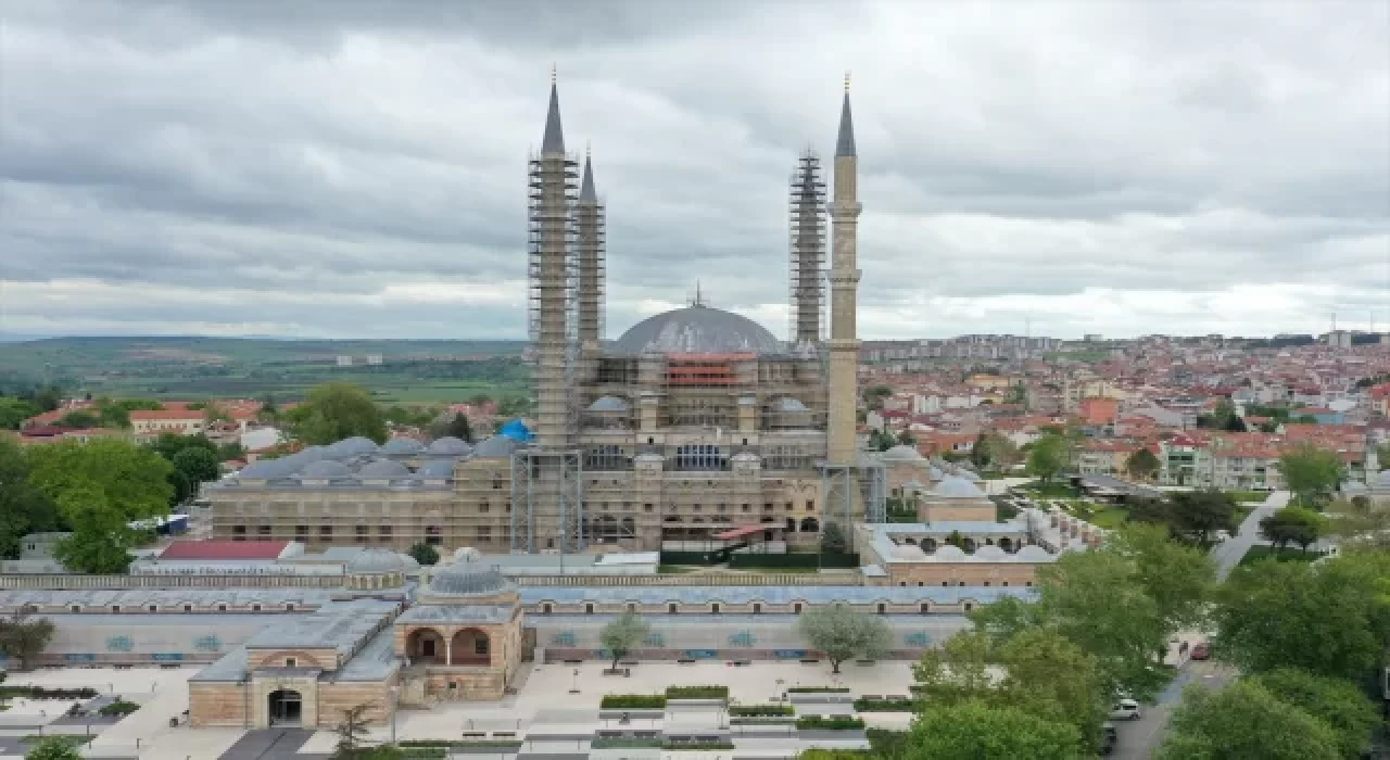 Restorasyondaki Selimiye Camisi’nin ana kubbesinde kurşun örtü çalışmaları tamamlandı