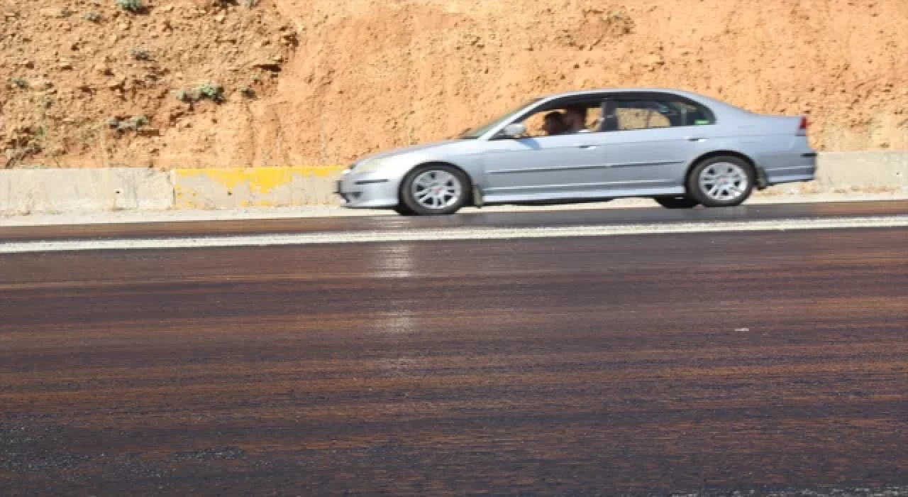 Denizli’de aşırı sıcaklarda yolun zeminindeki asfalt eridi