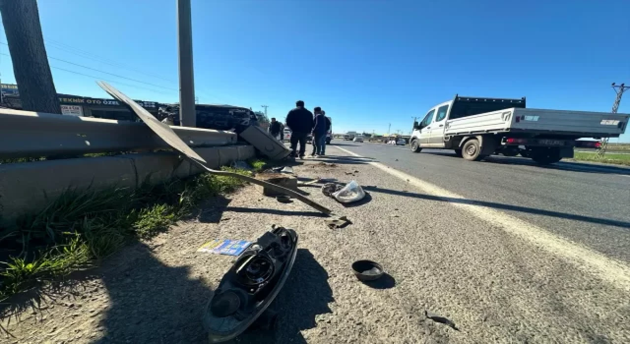 Şanlıurfa’da refüje çarpan otomobildeki 5 kişi yaralandı