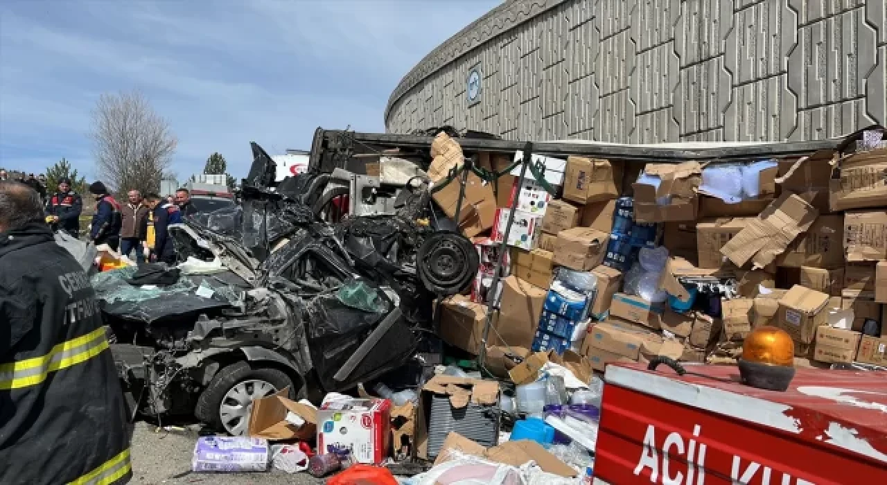 Çankırı’da tır otomobilin üzerine devrildi, 4 kişi öldü, 2’si polis 3 kişi yaralandı