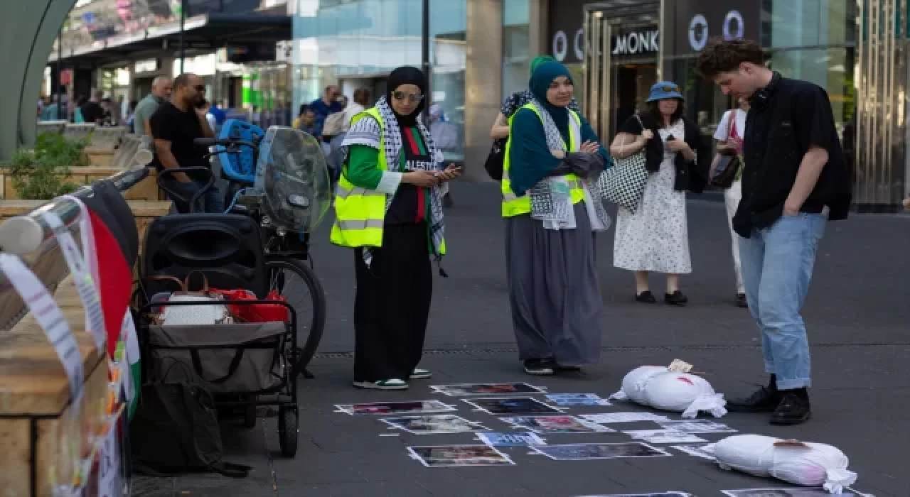 Hollanda’da Inditex grubuna bağlı Zara şubeleri önünde İsrail protesto edildi