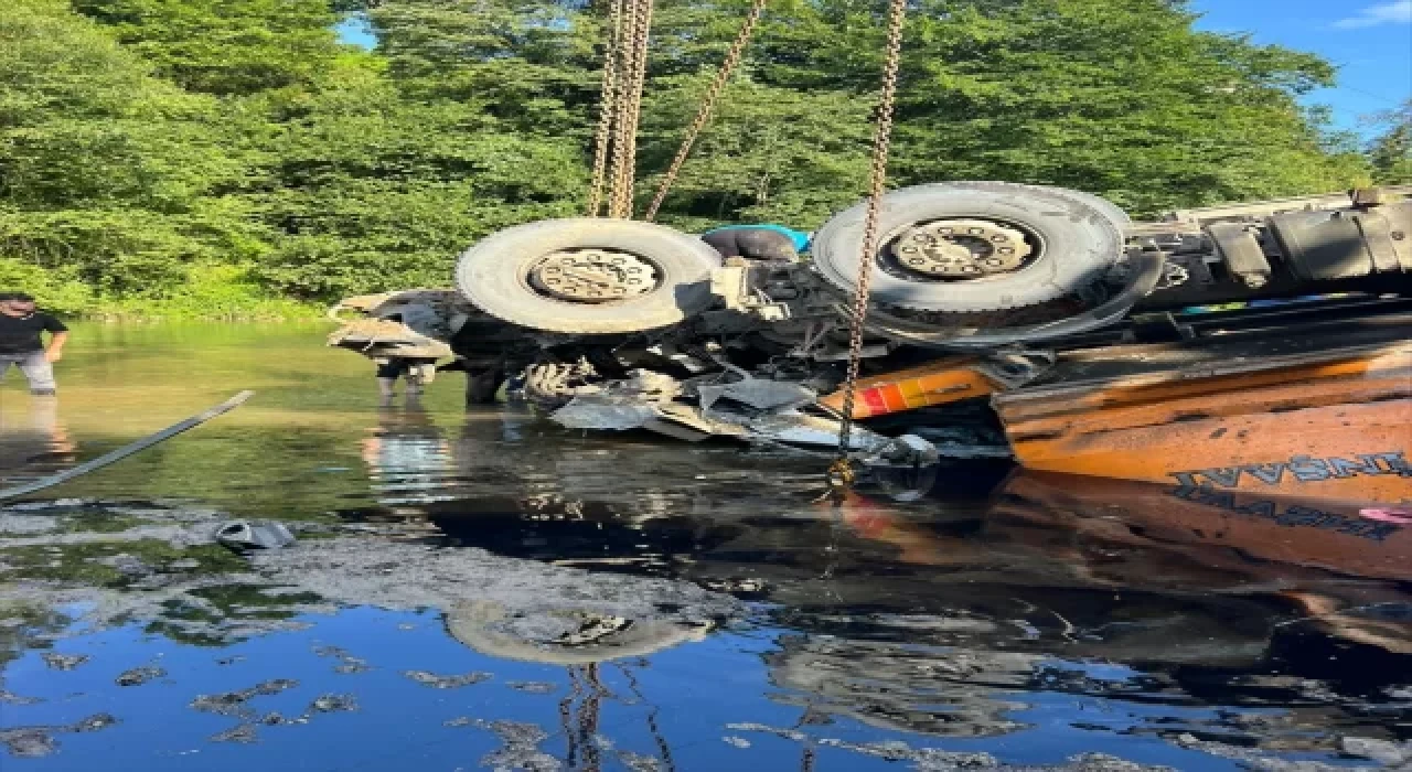 Rize’de taş yüklü kamyonun dereye düşme anı güvenlik kamerasında