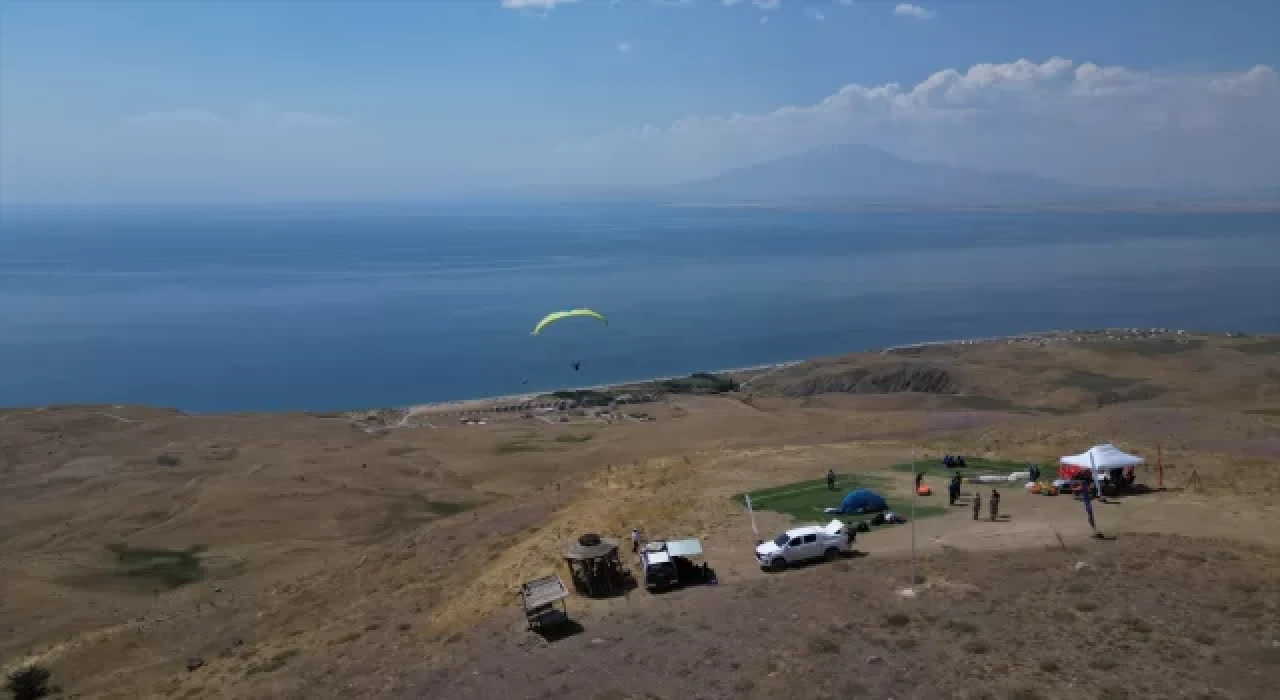 Van’da Doğu Anadolu Bölgesi 7. Etap Yamaç Paraşütü Yarışması başladı