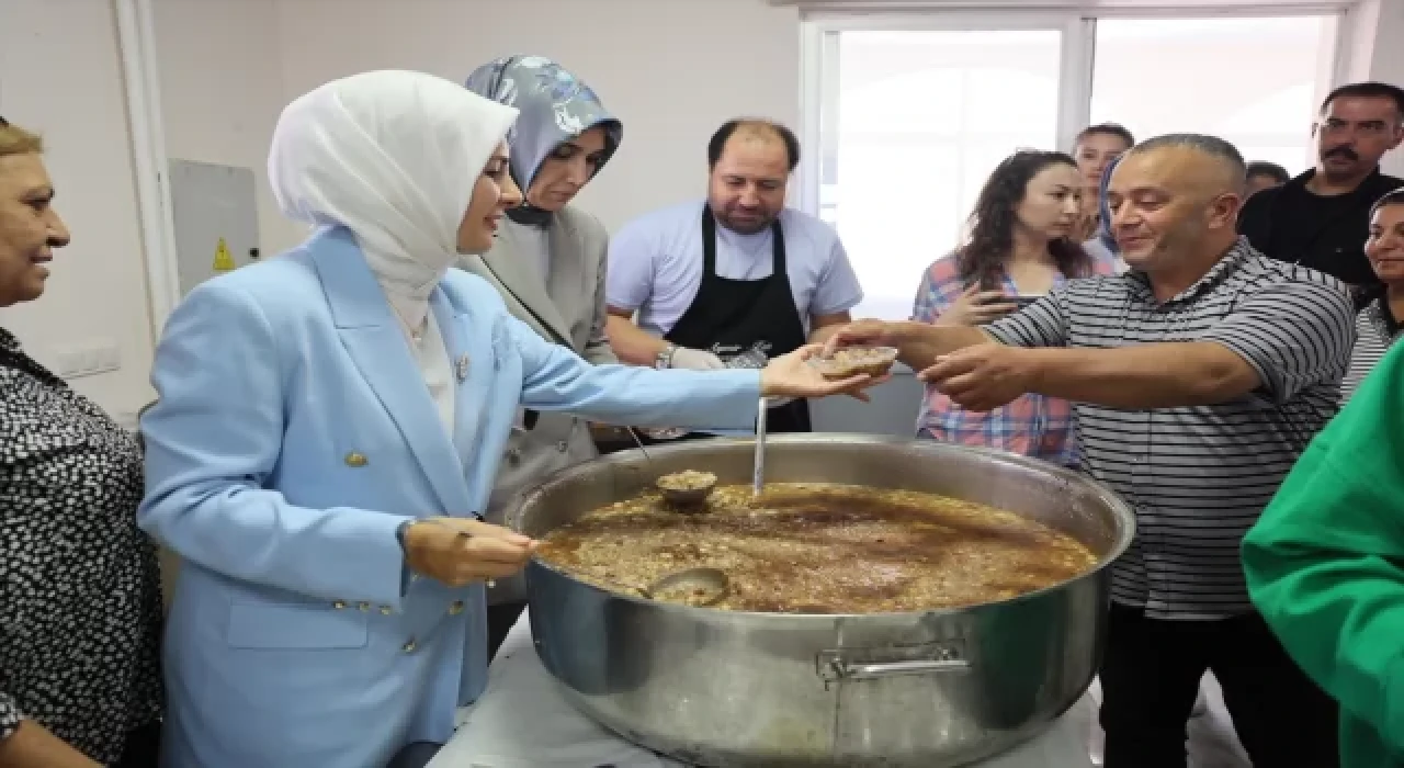 Bakan Göktaş, Alevi vatandaşlarla bir araya geldi, aşure dağıttı: