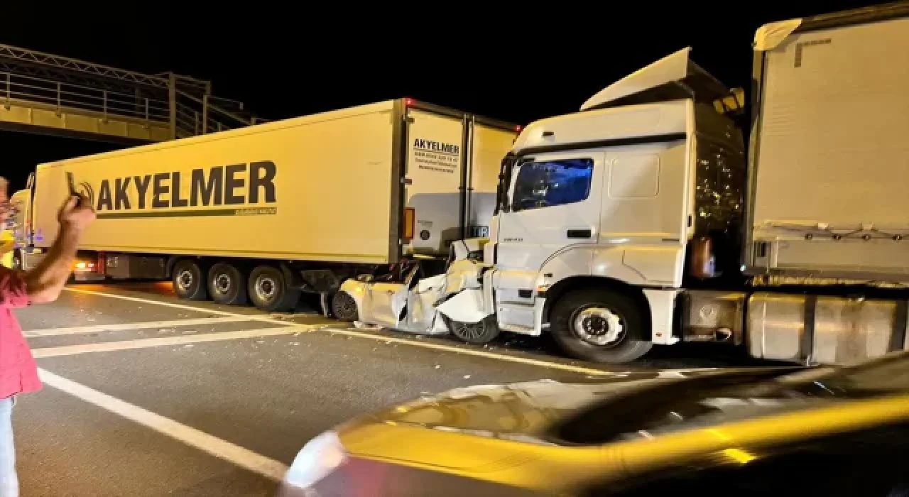 Erzurum’da 2 tırın arasında sıkışan otomobildeki 2 kişi yaralandı