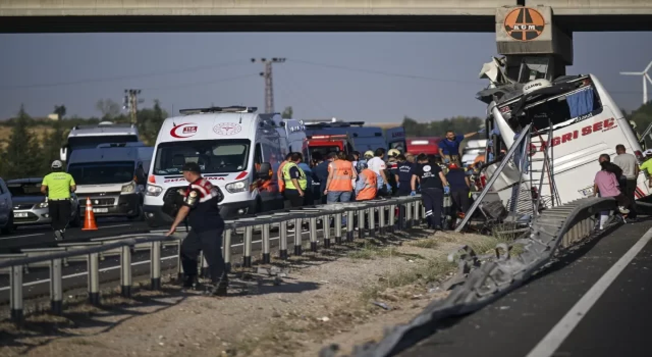 Ankara’da yolcu otobüsünün köprü ayağına çarptığı kazada çok sayıda kişi yaralandı