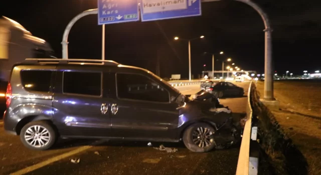 Erzurum’da hafif ticari araç park halindeki otomobile çarptı, 4 kişi yaralandı