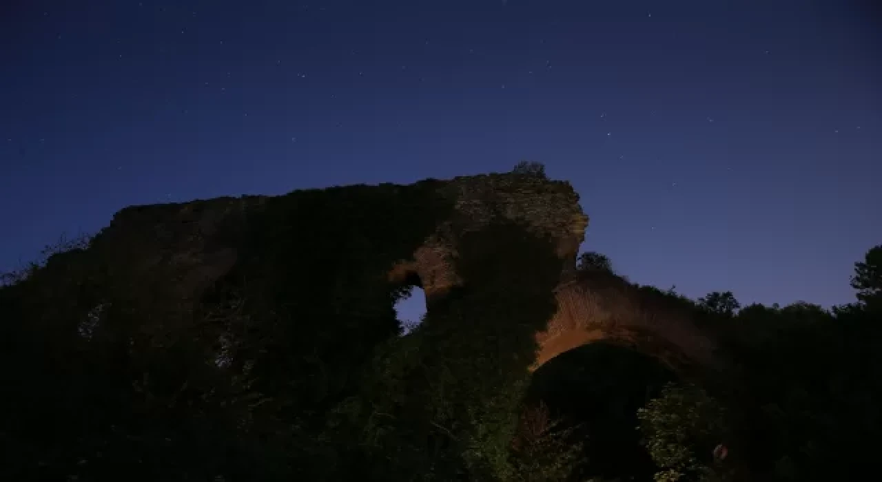 Kocaeli’de ”Perseid meteor yağmuru” antik su kemerinden gözlemlendi