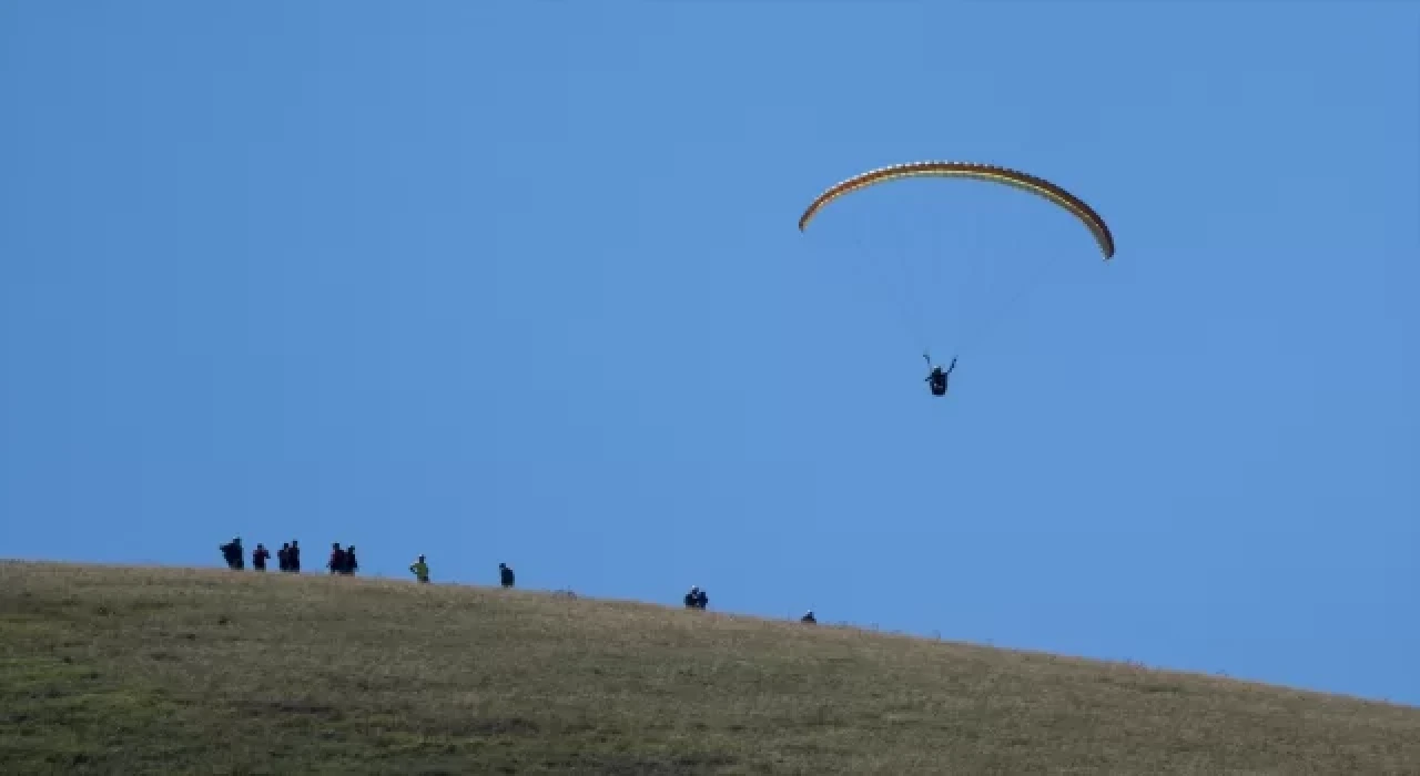 Kars’ta yamaç paraşütü pilotları Ani için uçtu 