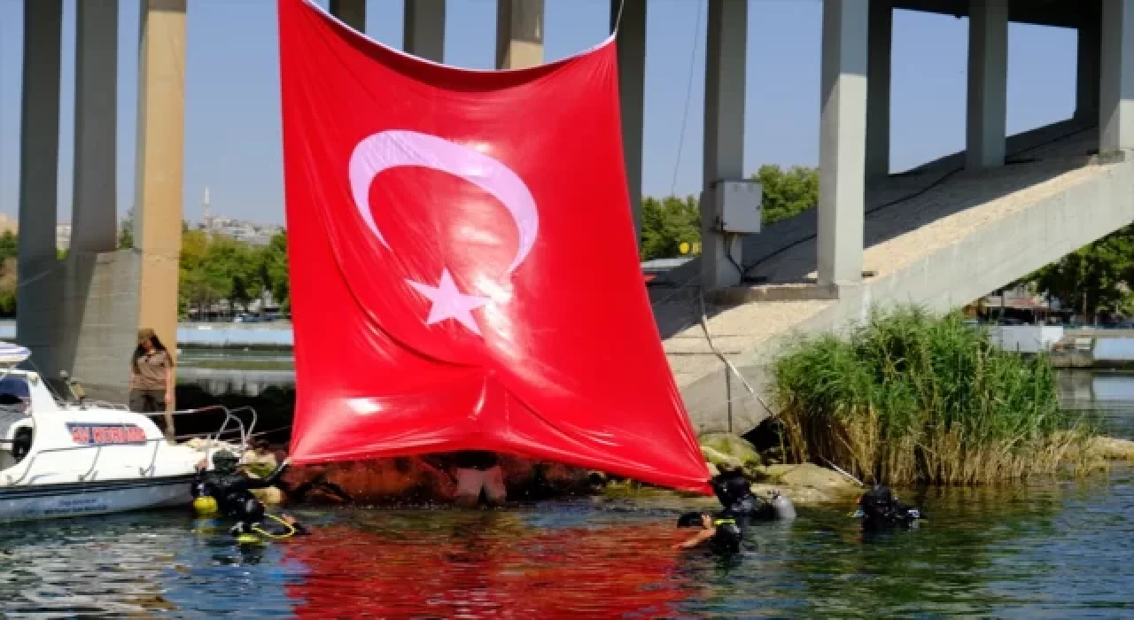 Şanlıurfa’da dalgıçlardan Türk bayraklı 30 Ağustos kutlaması