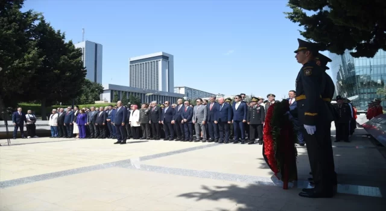 Büyük Zafer’in 102. yıl dönümü dolayısıyla Bakü Türk Şehitliği’nde merasim düzenlendi