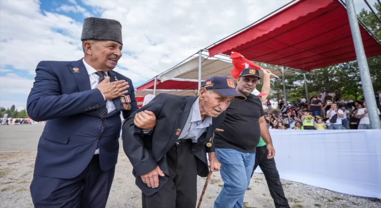 Güçlükle ayakta duran 95 yaşındaki gazi, Kütahya’daki 30 Ağustos töreninde halkı selamladı