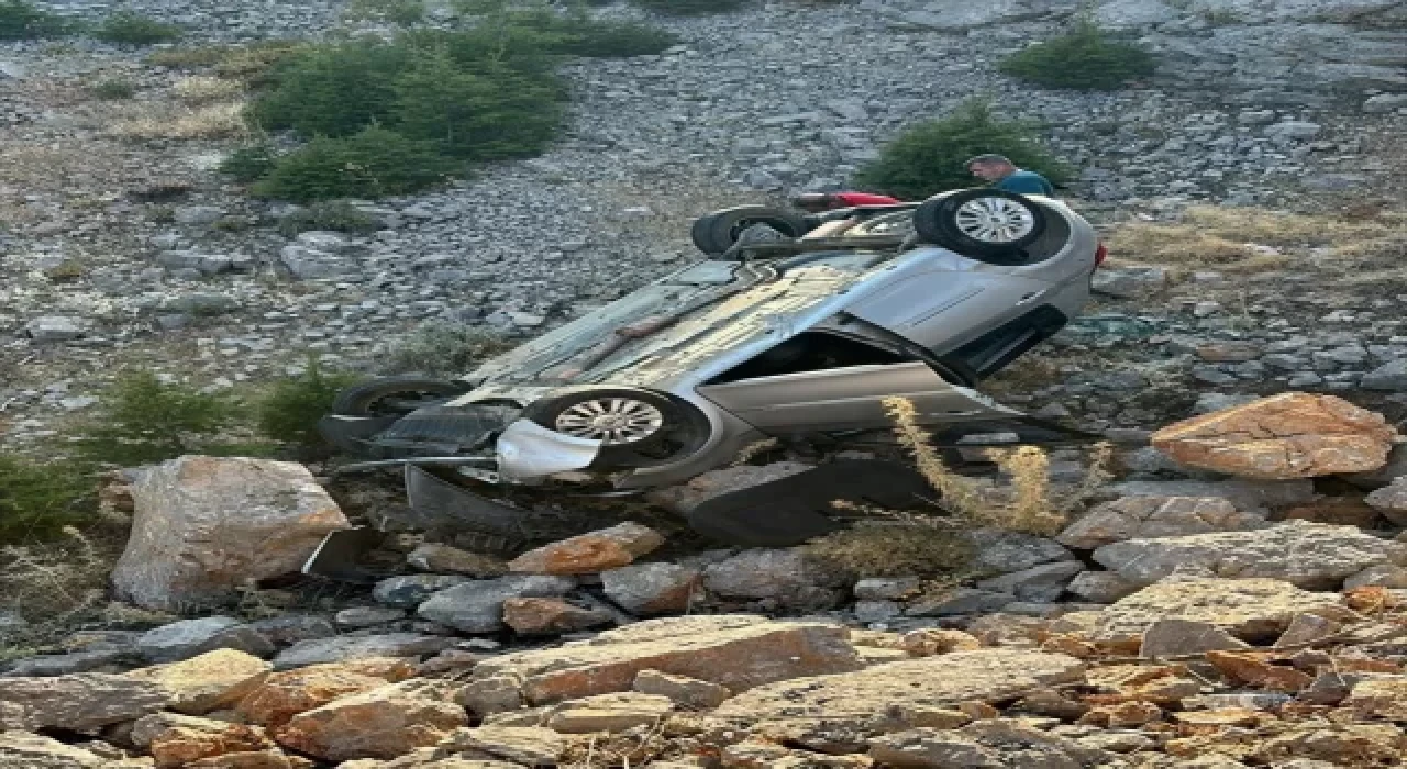 Mersin’de otomobilin şarampole devrilmesi sonucu 3 kişi yaralandı 