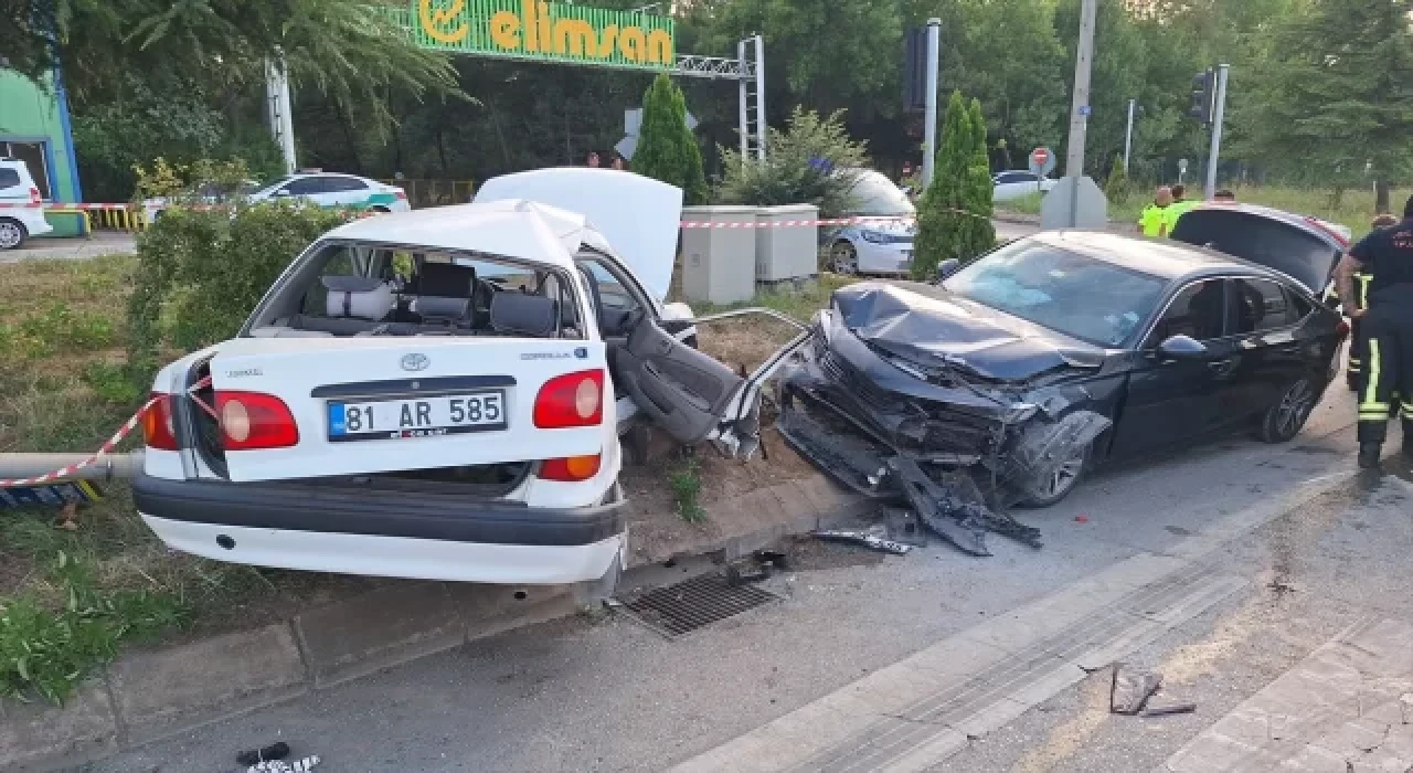 Kocaeli’de iki otomobilin çarpıştığı kazada 3 kişi yaralandı