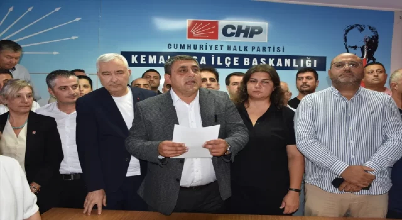 GÜNCELLEME  İzmir’de CHP Kemalpaşa İlçe Başkanı Ahmet Yılmaz’ın aracı kurşunlandı