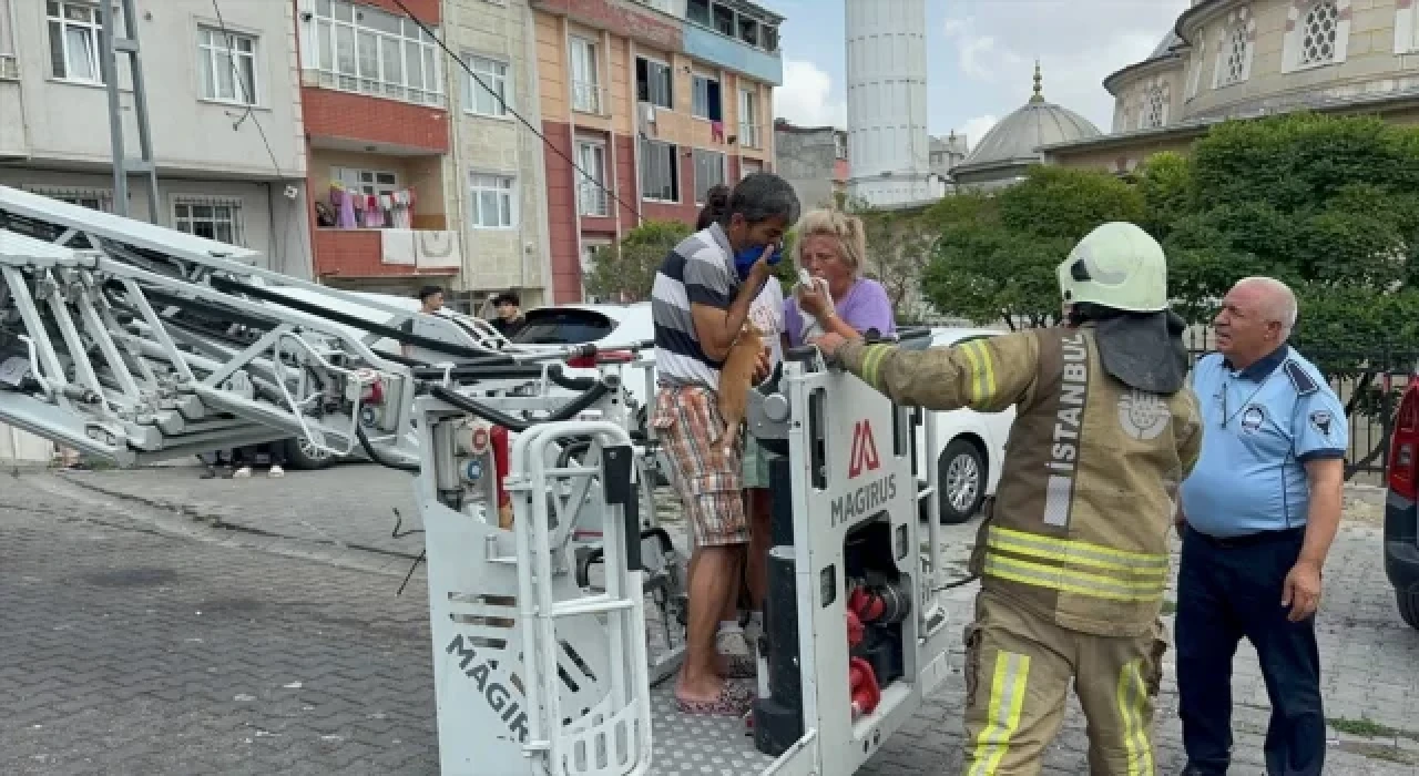 Esenyurt’ta bir apartmandaki yangında 4 kişi dumandan etkilendi, 3 kişi mahsur kaldı