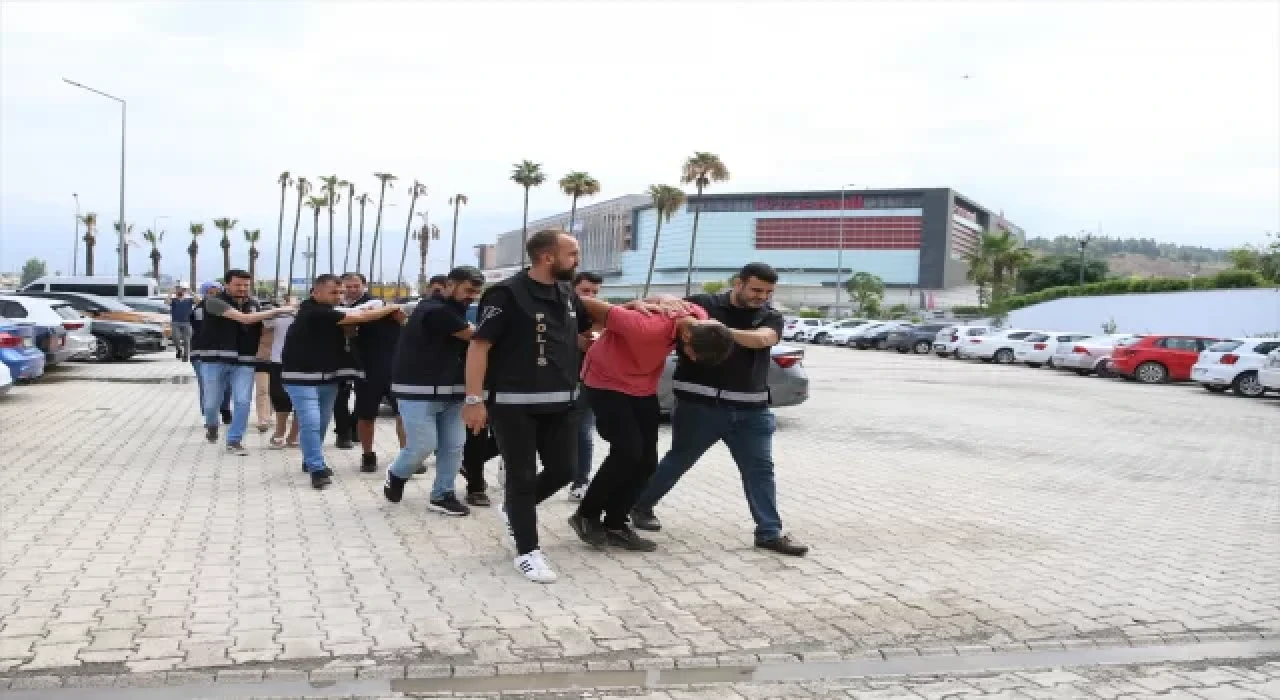 Hatay’da bir şahsın bıçaklanarak öldürülmesiyle ilişkin yakalanan 5 şüpheli tutuklandı