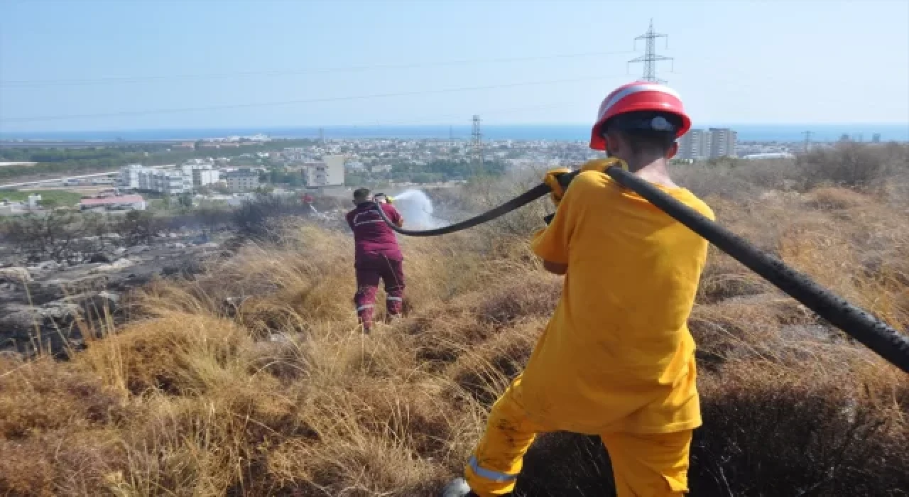 Mersin’de makilik alanda çıkan yangın söndürüldü