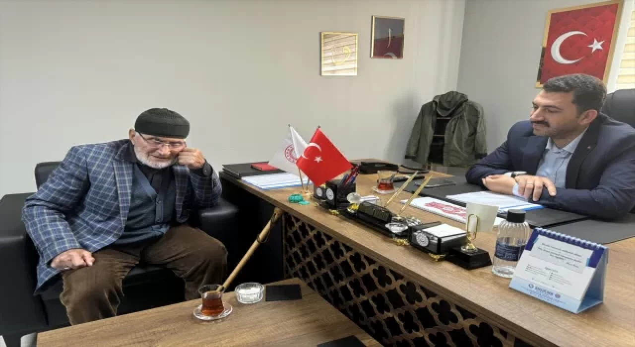 Ardahan’da huzurevinin 92 yaşındaki sakini deyişleriyle misafirlerini ağırlıyor