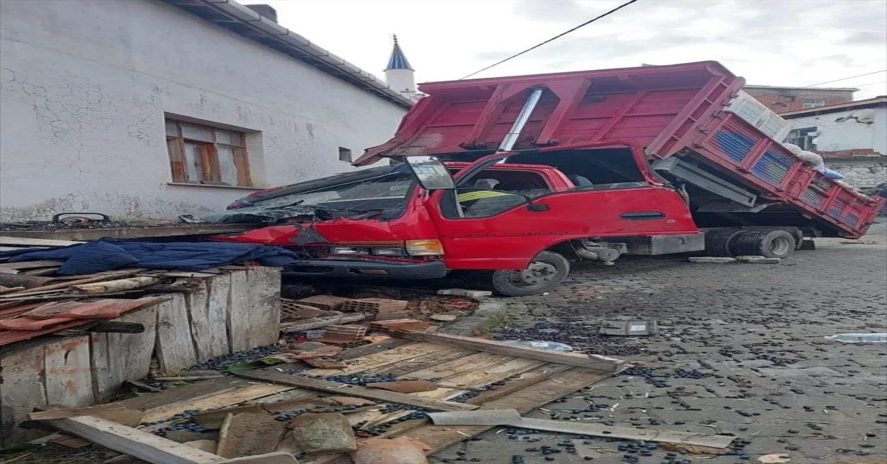 Manisa’da eve çarpan kamyonetteki 1 kişi öldü, 2 kişi yaralandı