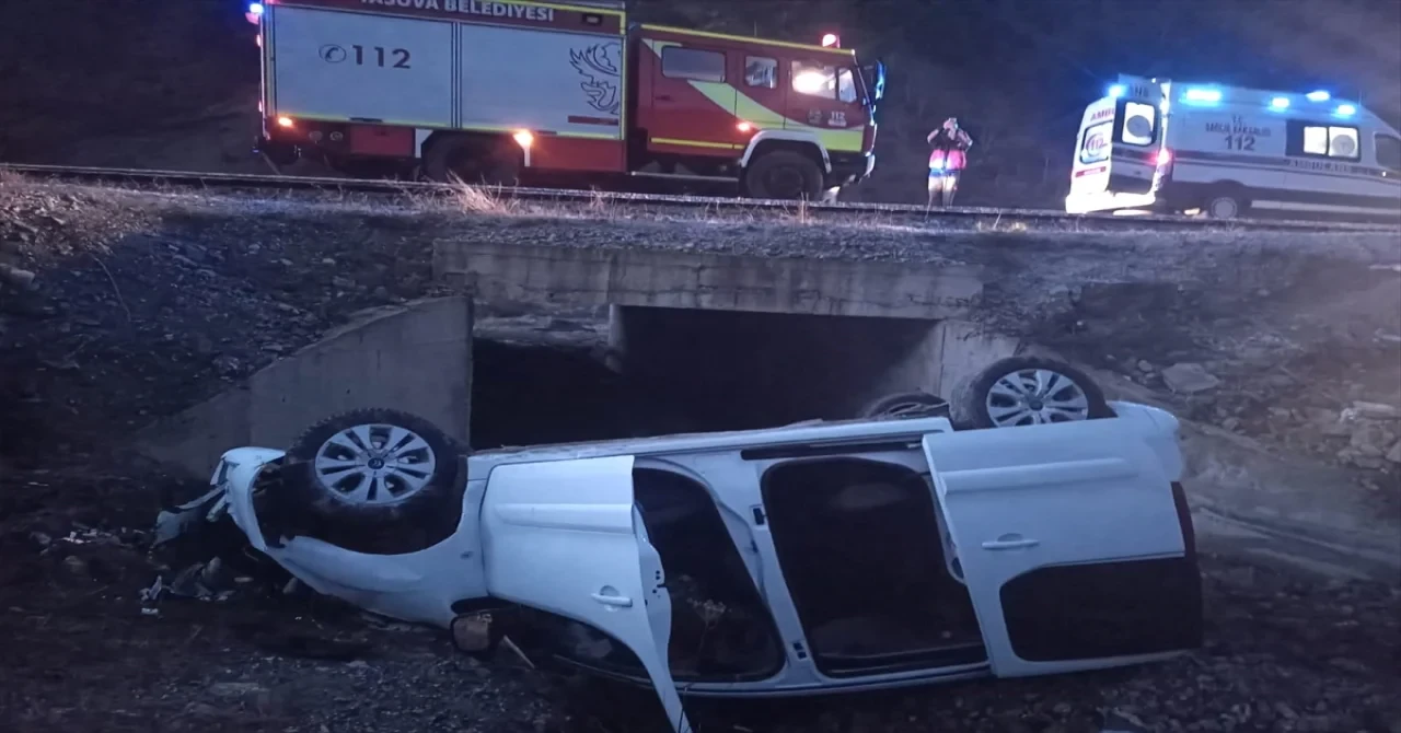 Amasya’da devrilen hafif ticari araçtaki 8 kişi yaralandı