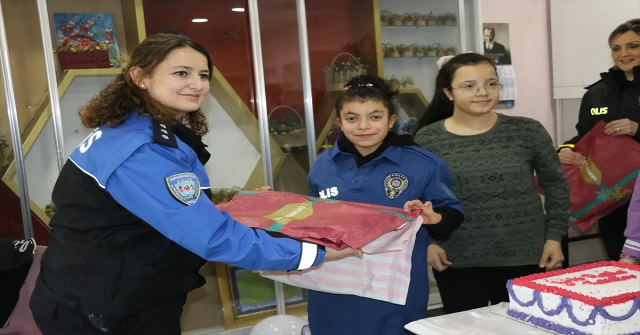 Amasya’da polisten engelli öğrenciye doğum günü sürprizi