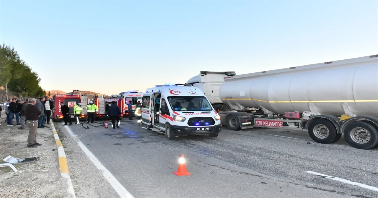 Adıyaman’da yakıt tankeri ile otomobilin çarpıştığı kazada 3 kişi öldü, 4 kişi yaralandı