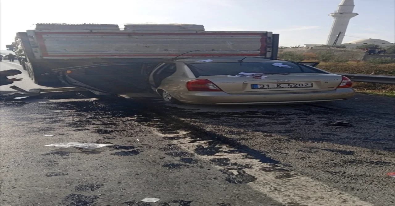 Hatay’da tıra arkadan çarpan otomobildeki 2 kişi yaralandı