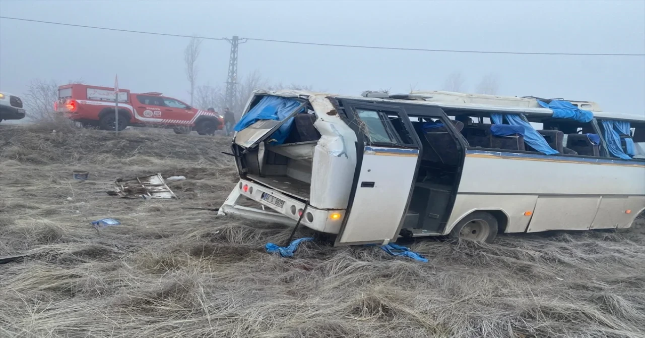 Malatya’da işçi servisinin devrilmesi sonucu 17 kişi yaralandı