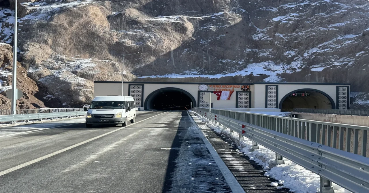 Hakkari’de yapımı tamamlanan Yeniköprü Tüneli’nden araç geçişleri başladı