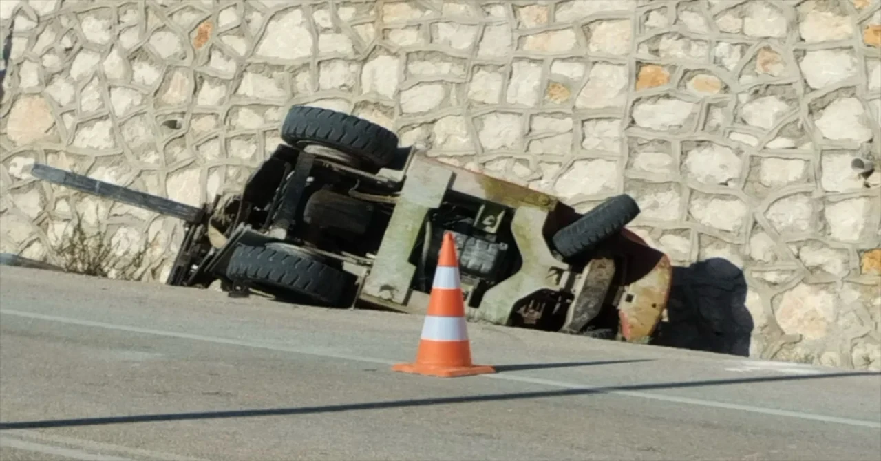 Antalya’da devrilen forkliftin altında kalan kişi hayatını kaybetti