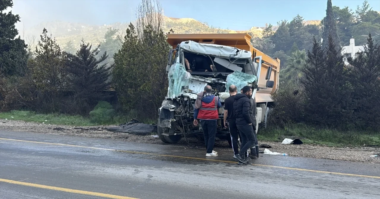 Bodrum’da iki hafriyat kamyonunun çarpıştığı kazada 1 kişi ağır yaralandı