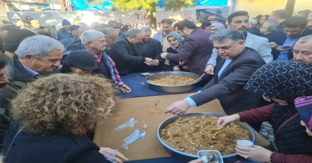 Osmaniye’de, Ferdi Tayfur için helva dağıtıldı