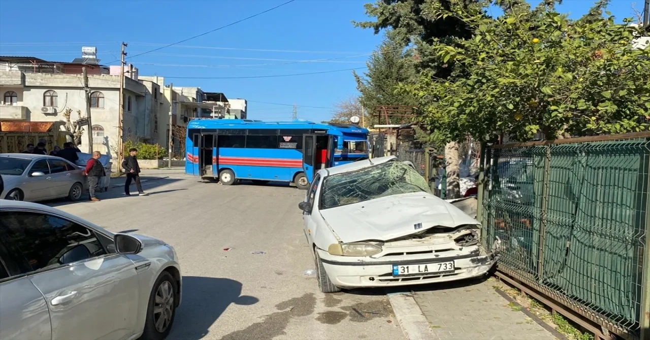 Adana’da araba ile halk otobüsü çarpıştı, 6 kişi yaralandı