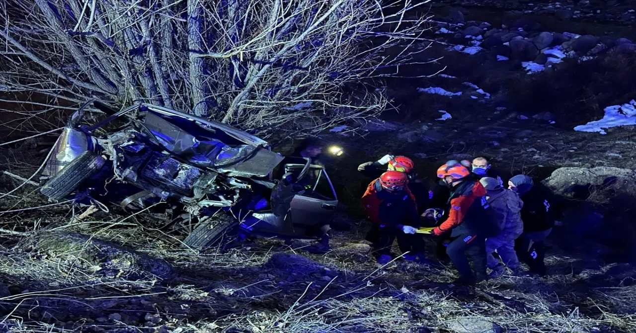 Tunceli’de devrilen otomobilde sıkışan sürücüyü AFAD ve jandarma kurtardı