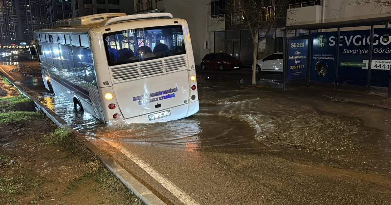 Adana’da otobüs, su borusunun patlamasıyla oluşan çukura düştü