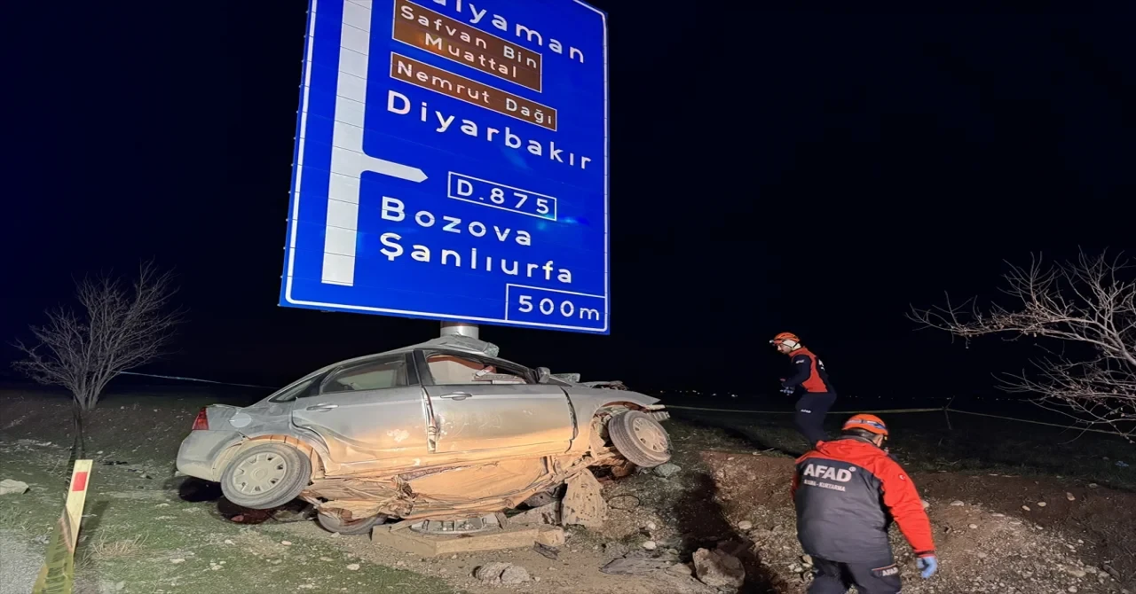 Adıyaman’da direğe çarpan otomobilin sürücüsü hayatını kaybetti 