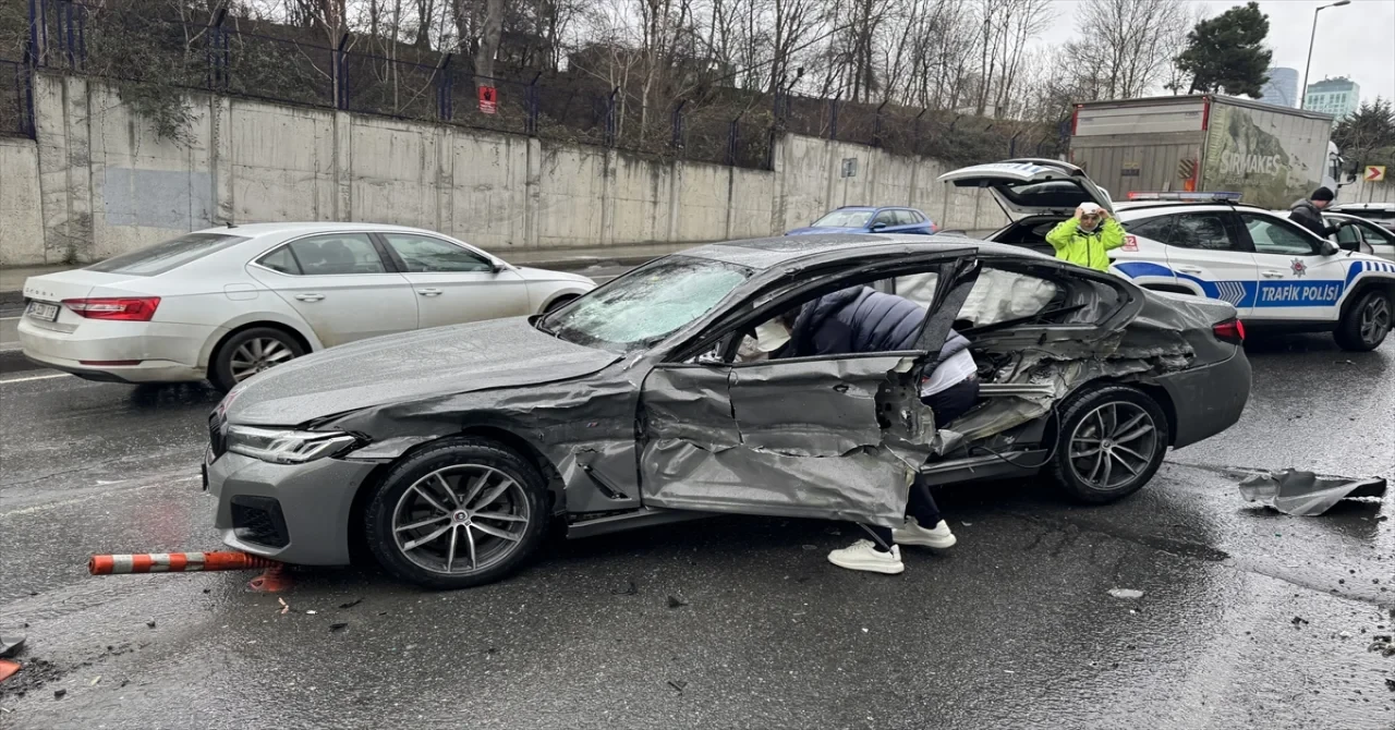 Sarıyer’de kamyon ile otomobilin çarpıştığı kazada 3 kişi yaralandı