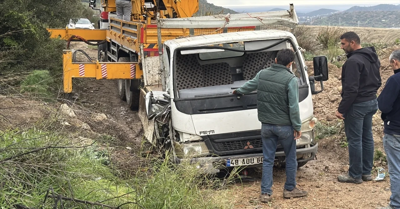 Bodrum’da uçuruma devrilen kamyonetteki 3 kişi yaralandı