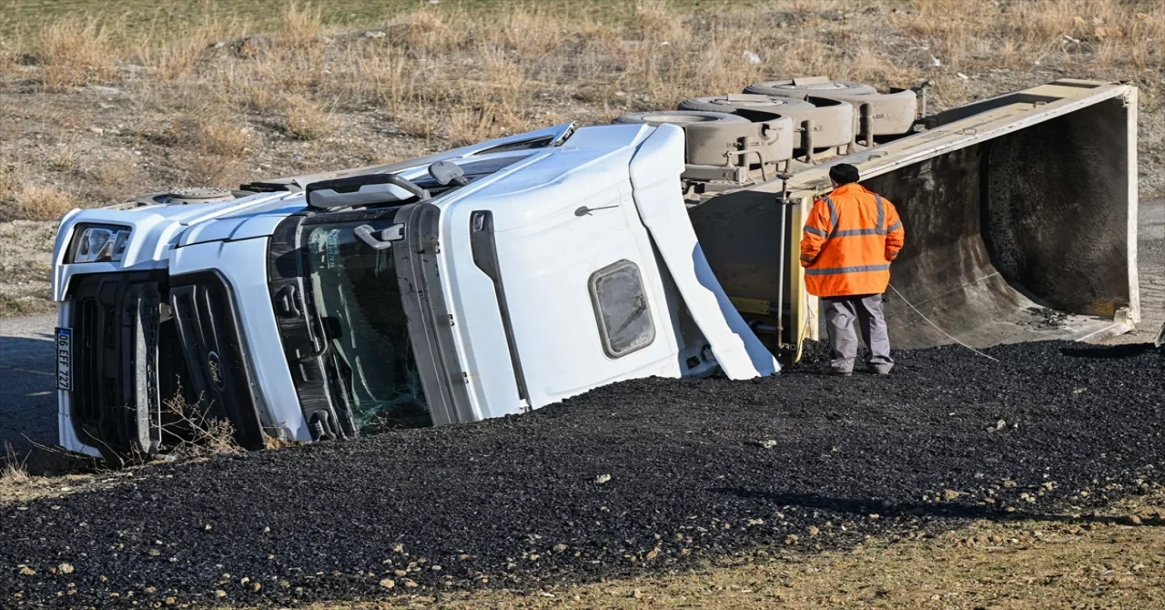 Başkentte zift yüklü kamyonun çarptığı otomobildeki 3 belediye işçisi öldü