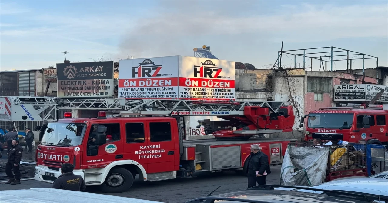 Kayseri’de iş yerinin çatısında çıkan yangın söndürüldü