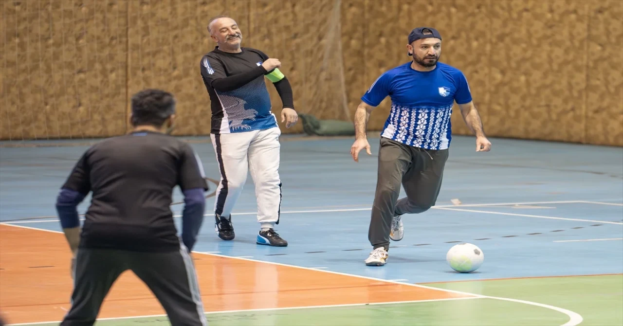 Erzurum’da idareciler ile gazeteciler, dostluk maçında bir araya geldi