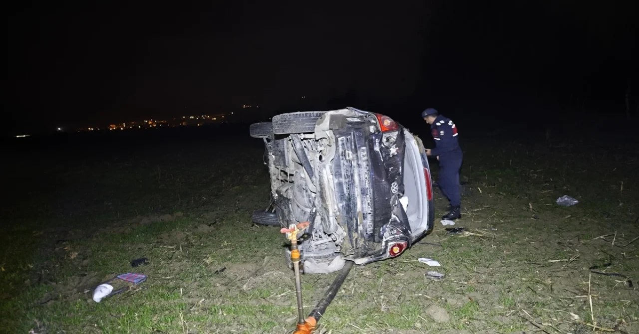 Bursa’da takla atan otomobildeki 3 kişi yaralandı