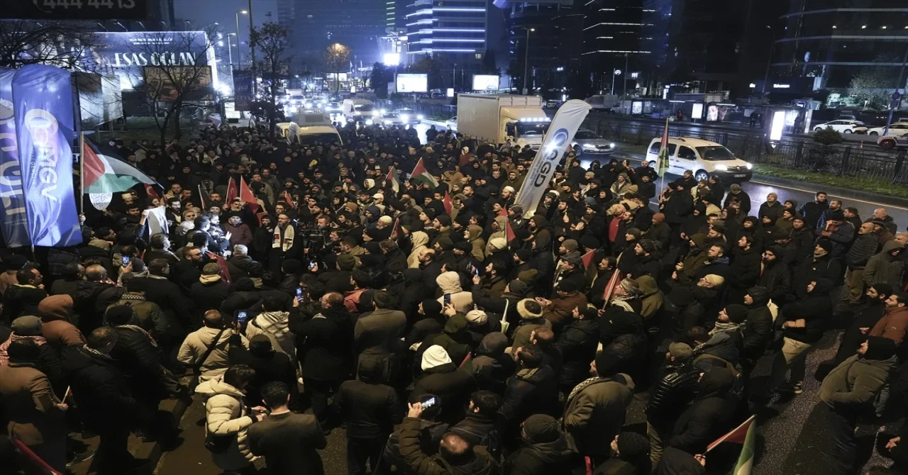 AGD üyeleri, İstanbul’da İsrail Başkonsolosluğu önünde protesto düzenledi