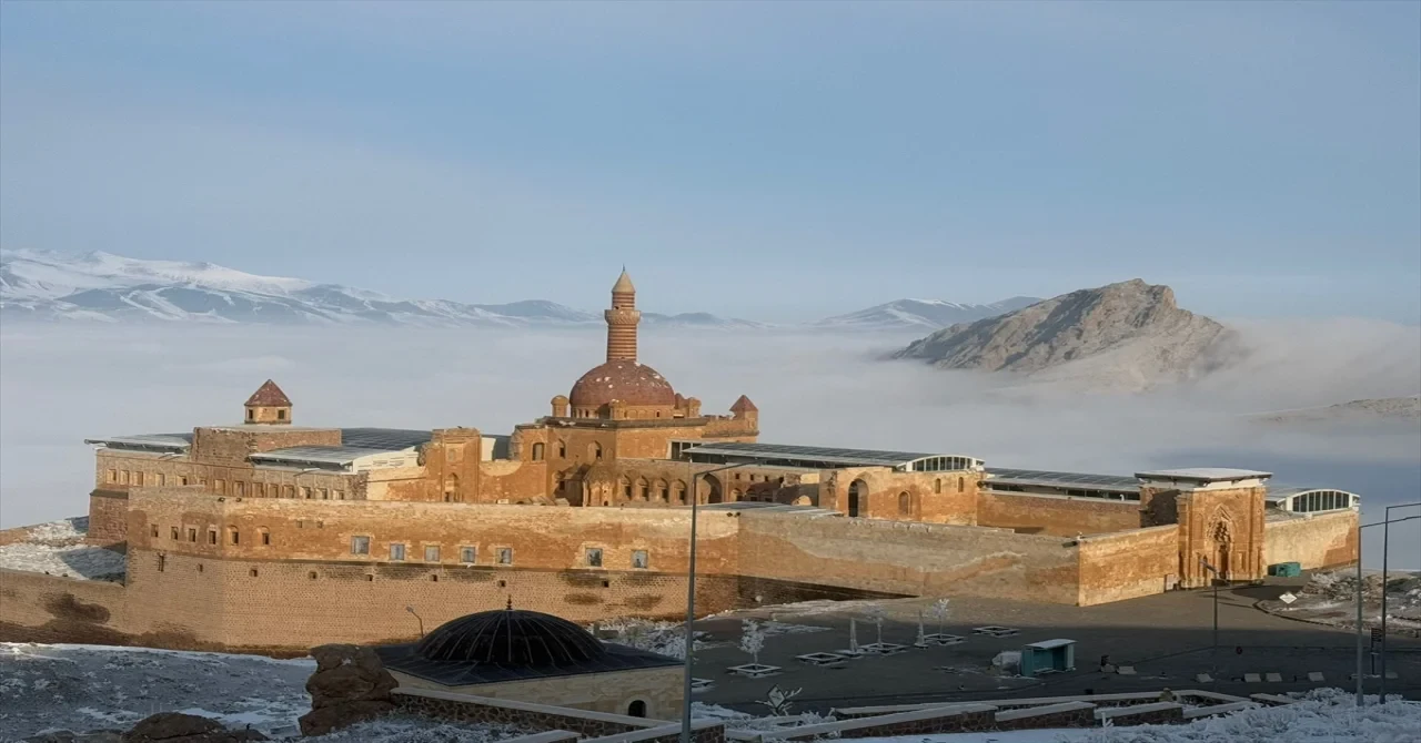 Ağrı’da tarihi İshak Paşa Sarayı ve çevresi sisle kaplandı