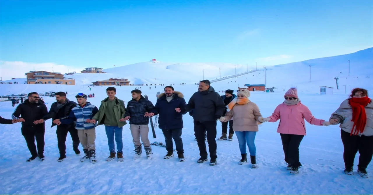 Hakkari Valisi Çelik, Mergabütan Kayak Merkezi’nde incelemede bulundu