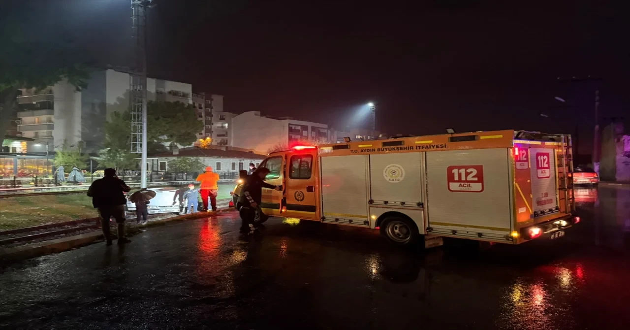 Aydın’da otomobilin tren raylarına düşmesi güvenlik kamerasında