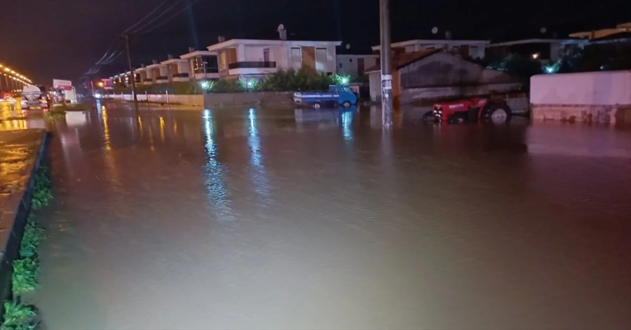 BalıkesirÇanakkale kara yolu yağış ve yamaçlardan akan su sebebiyle kısmen kapandı